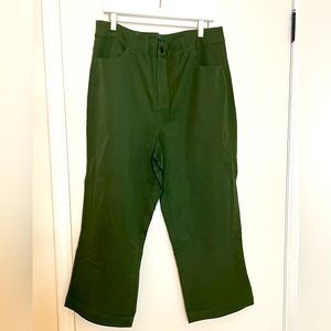 NWT Universal Standard Size 14 Twill Crop Pants in Green